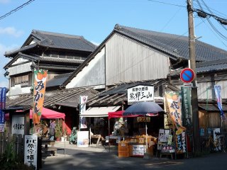 Kawahara Yokocho is a collection of 5 shops selling souvenirs, locally-made products, coffee shop, mikan juice & more