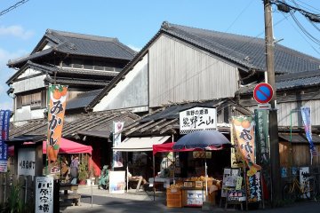 Kawahara Yokocho is a collection of 5 shops selling souvenirs, locally-made products, coffee shop, mikan juice & more
