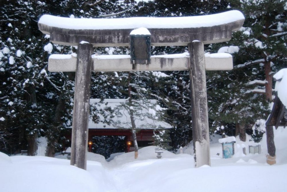 Vượt qua chiếc cổng bạn sẽ bước vào khu vực thiêng liêng ở núi Haguro