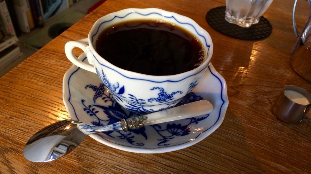 ดื่มกาแฟจากถ้วยและจานรองแบบ Bohemian Zwiebelmuster (หัวหอมน้ำเงิน)