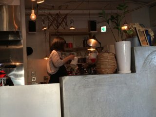 Nhân viên đang pha chế cà phê