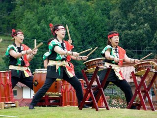 taiko drummers playing at a local running race