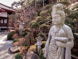 Trong khu vườn của Joenji là bức tượng đặc biệt được tìm thấy trong nhiều ngôi chùa khác của Nichiren.