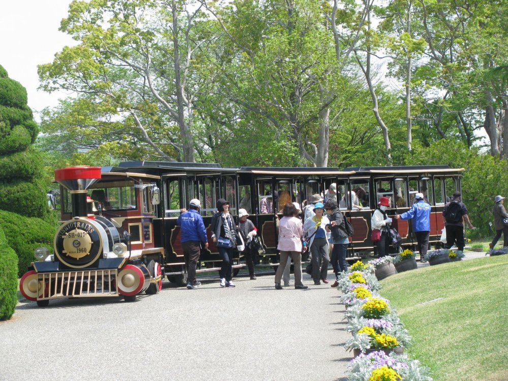 "Chuyến tàu hoa" chạy một vòng qua công viên với các hướng dẫn giải thích.