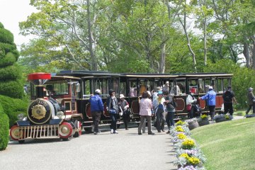 "Цветочный поезд" (Flower Train) делает полный круг по парку с комментариями экскурсовода