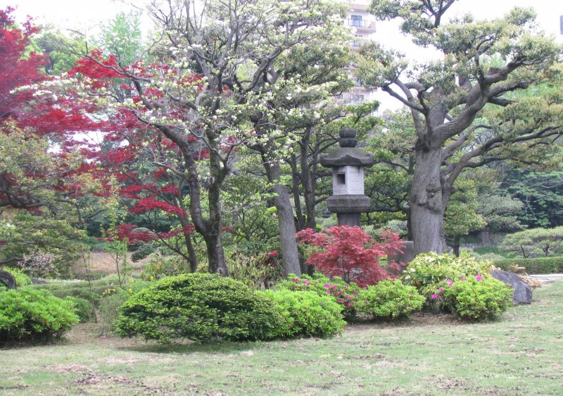 Фонарь часто располагается в центре японского сада