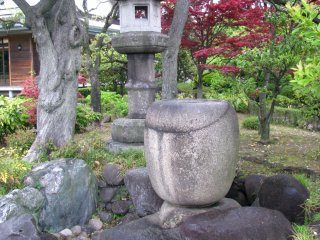 A stone lantern is often combined with stones