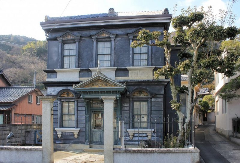 Фасад Сираиси Ватаро Ёкан, здание было построено в 1890-х, чтобы иностранные специалисты чувствовали себя в Японии как дома. 