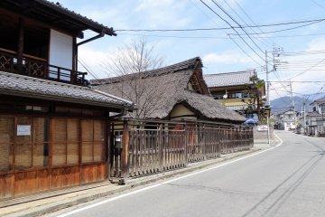 หนึ่งในกลุ่มบ้านและอาคารโบราณในเขตบ้านคันโซะ ยะชิคิ (Kanzo Yashiki) ซึ่งได้รับการยกย่องให้เป็นสมบัติทางวัฒนธรรมที่โดดเด่นแห่งชาติ (Important Cultural Property) 