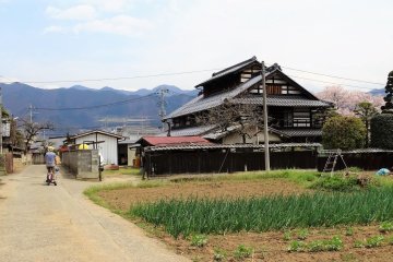 บ้านเก่าแบบญี่ปุ่นแท้กับวิวงามๆ ของเทือกเขาสูง