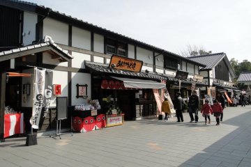 Sakura-no-baba Josaien
