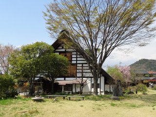 บ้านคันโซะ ยะชิคิ ตั้งอยู่ในสวนอันร่มรื่น
