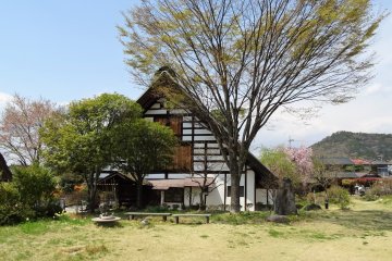 บ้านคันโซะ ยะชิคิ ตั้งอยู่ในสวนอันร่มรื่น