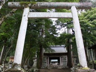 Trên con đường dẫn tới ngôi chùa, bạn sẽ vượt qua nhiều cổng khác nhau như thế này.