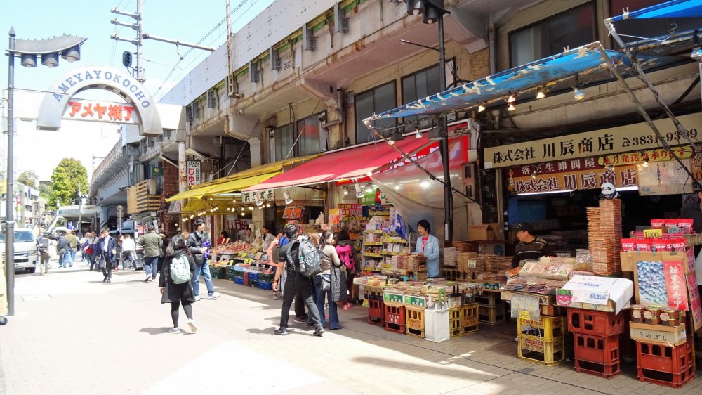 ตลาดอะเมะโยะโกะ (Ameyoko) ตลาดที่ตั้งอยู่ตรงหน้าทางเข้าสวนอุเอะโนะทางทิศตะวันออก
