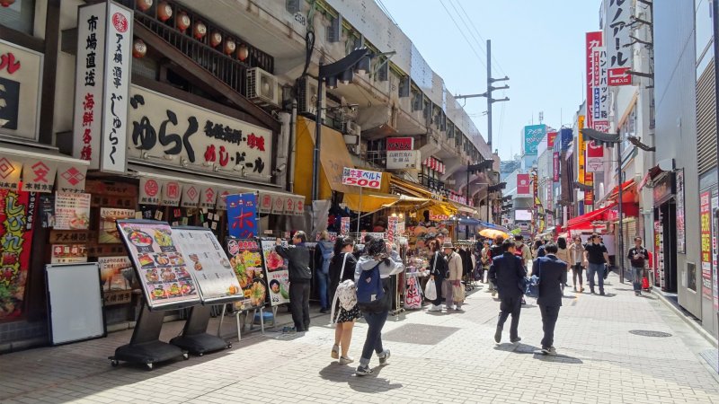 ในตลาดอะเมะโยะโกะยังแพ็คเต็มไปด้วยร้านอาหารนานาชนิด
