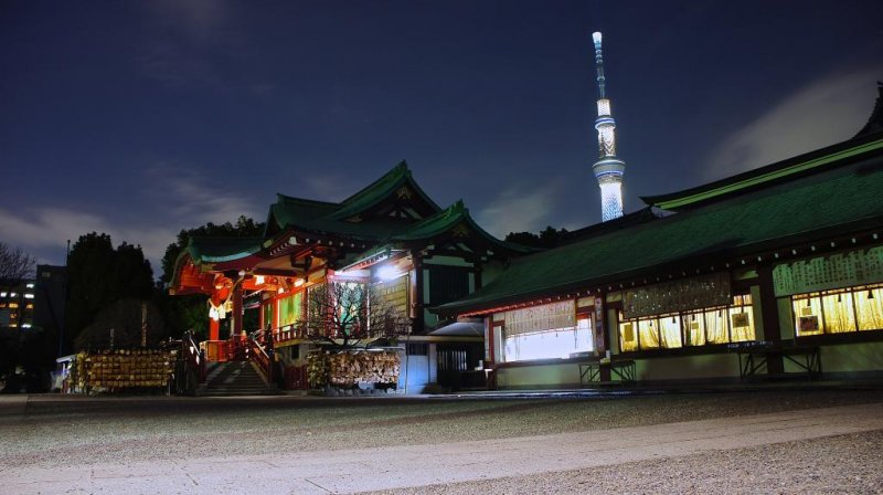 Kameido Shrine and Skytree in the background at night