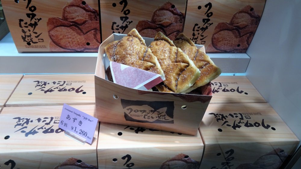 กล่อง ขนมครัวซองต์ ไทยะกิ ที่มีขนมอยู่หกชิ้นในราคา 1260 เยน