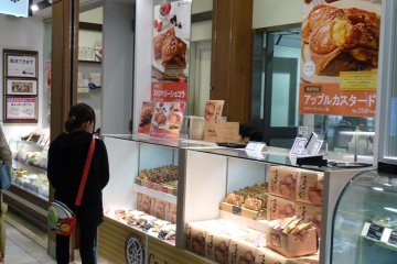 ร้าน Croissant Taiyaki เป็นแผงขายขนมเล็กๆ ในสถานีอุเอะโนะ