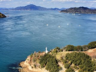 Nhìn xuống Umashima từ cầu trên eo biển Kurushima