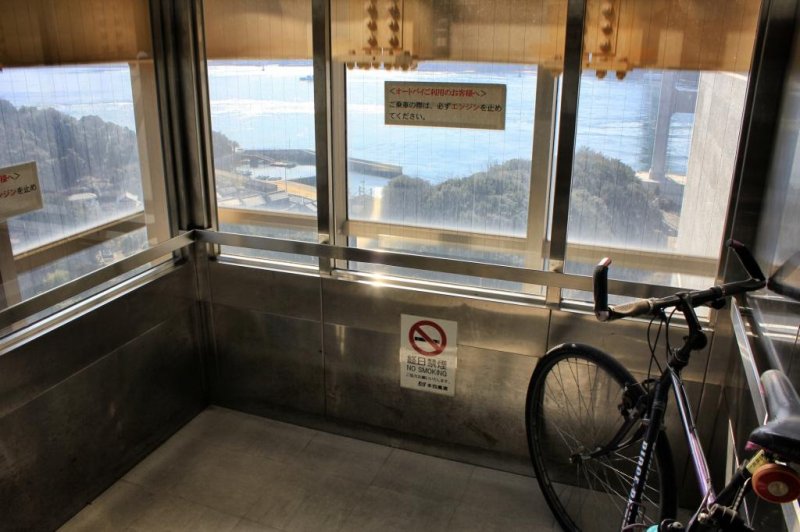 <p>A lift takes you and your bicycle or motorbike down to the island</p>