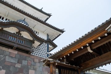 Замок Канадзава (Kanazawa Castle) выступает как основной пример культовой архитектуры, заимствованной у самурайских лидеров
