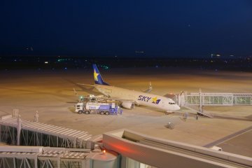 A Skymark Airlines plane being prepared for its next flight