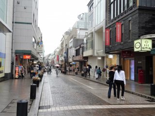 ถนนช้อปปิ้งโมะโตะมะชิ (Motomachi) เป็นถนนช้อปปิ้งที่มีความยาวประมาณ 500 เมตร