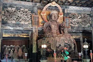 พระพุทธรูป พระกษิติครรภโพธิสัตว์ (Jizo Bodhisattva) ในอาคารไม้หลังแรก