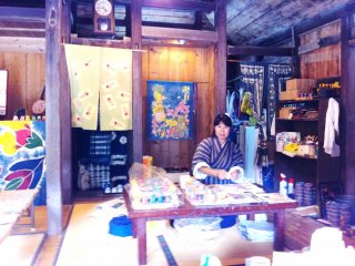 เหมือนกับร้านของคุณยาย ที่ Ryukyu Mura ใน Onna son Okinawa