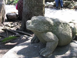 Скульптура лягушки в Асакусе, Токио