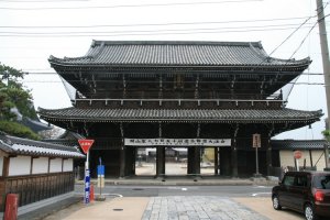 The great Sanmon gate, dating from 1704.