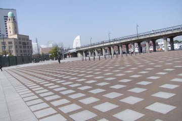 A view of the promenade from below, in Zonohana Park