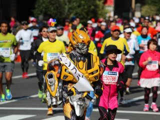 Mặc trang phục hóa trang rất phổ biến ở giải Tokyo Marathon.