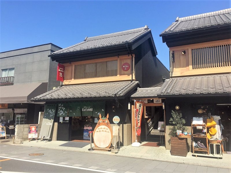 ถนนคุระซุคุริ (Kurazukuri) มีร้านค้าน่าช้อปอยู่มากมาย