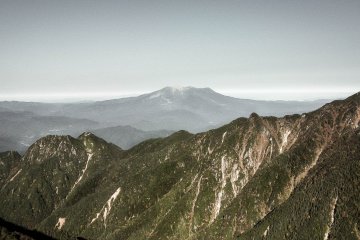 เมื่อผมหยุดชมอย่างสนใจ รูปทรงเฉพาะตัวของภูเขาออนทะเกะเป็นสิ่งแรกที่ดึงดูดความสนใจของผม