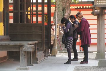 Японцы часто посещают храмы для молитвы