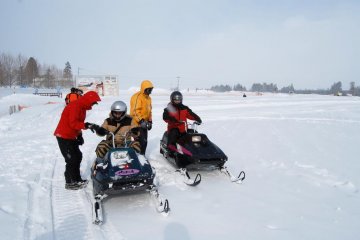 Last minute instructions on how to operate the snow mobile at Dondendaira Snow Park