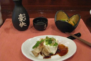 Горячий саке и тофу