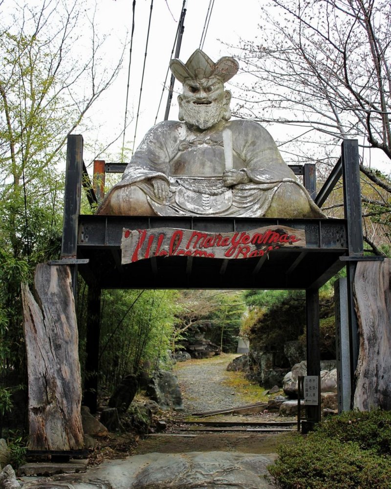 The entrance shows Emma, the god and judge of the Buddhist Hell