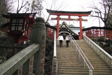 К храму Инари надо подняться ещё выше в гору