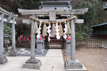 Одно из строений храма Инари