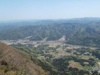 มองลงไปยังฟุคุอิ-เค็น จากระยะความสูง 796 เมตร ระหว่างการปีนอะโอะบะ ซาน ทางเหนือของเกียวโต