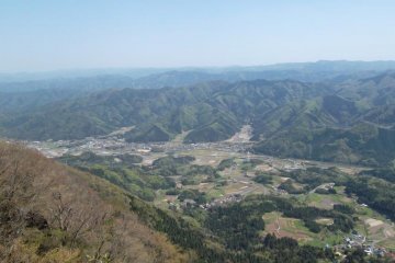 มองลงไปยังฟุคุอิ-เค็น จากระยะความสูง 796 เมตร ระหว่างการปีนอะโอะบะ ซาน ทางเหนือของเกียวโต