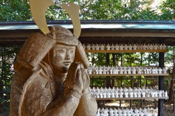 The simple wooden statue was a symbol of a samurai who sacrificed himself for the prince