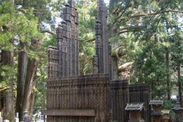 <p>There are thousands of graves and markers of different shapes and sizes</p>