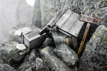  Towards the summit of this peak, I passed this small wooden prayer box