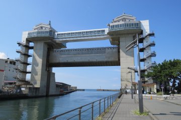 Вид со смотровой площадки порта Нумадзу на водяные ворота  "View-O"
