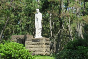 Одна из многих исторических статуй в парке Сонбонгама