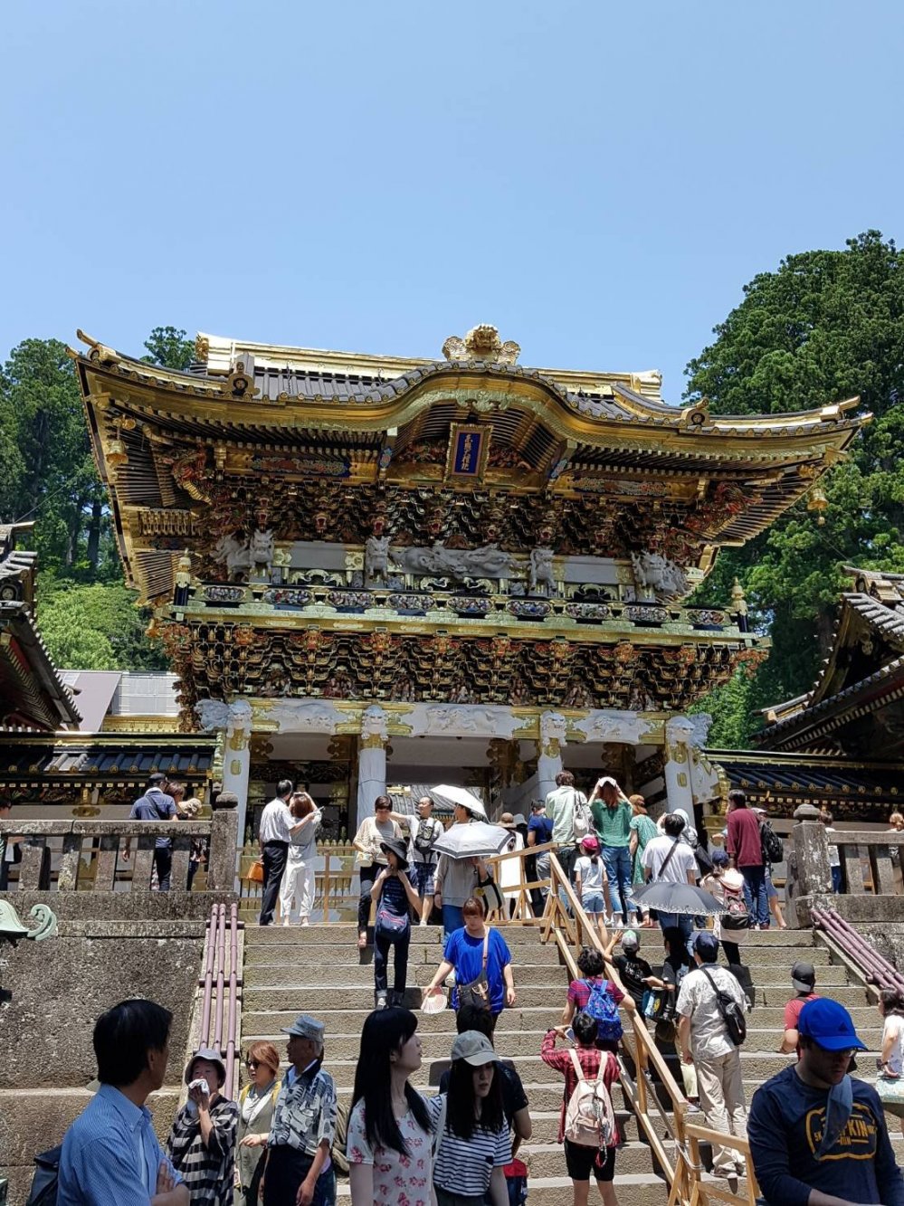 หนึ่งในหลายประตูอันงดงามของศาลเจ้าโทะโชะกุ (Toshogu) 